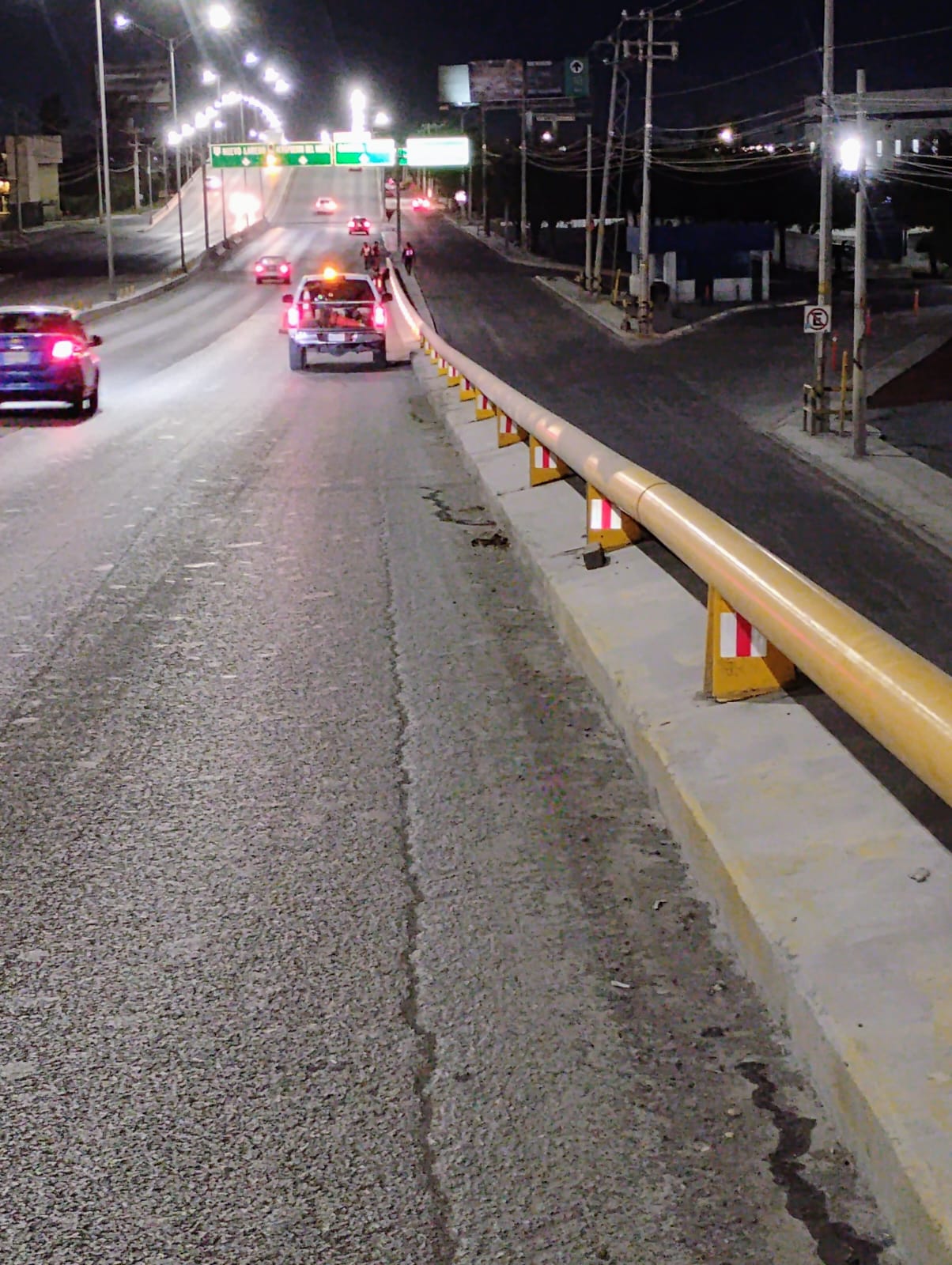 Equipo trabajando en la colocación de reflejantes en el puente